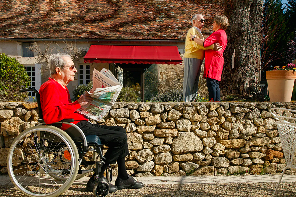 Résidents profitant de la campagne à Montagnac-la-Crempse