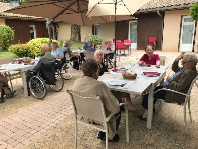 Résidents profitant du premier repas en terrasse au Petit Gardonne