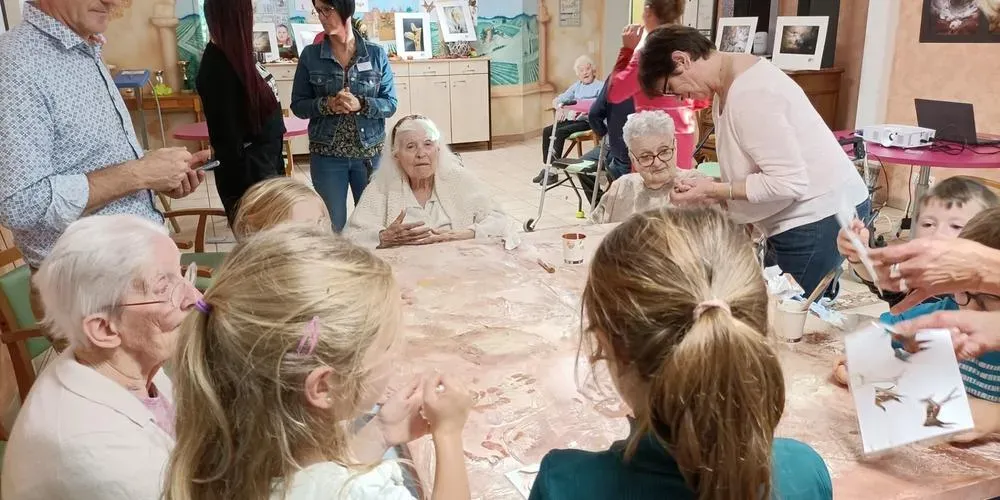 Activité EHPAD mêlant enfants et personnes âgées autour des arts créatifs